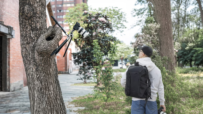 The Silence Corner Viperpod has a retractable hook for clinging to objects