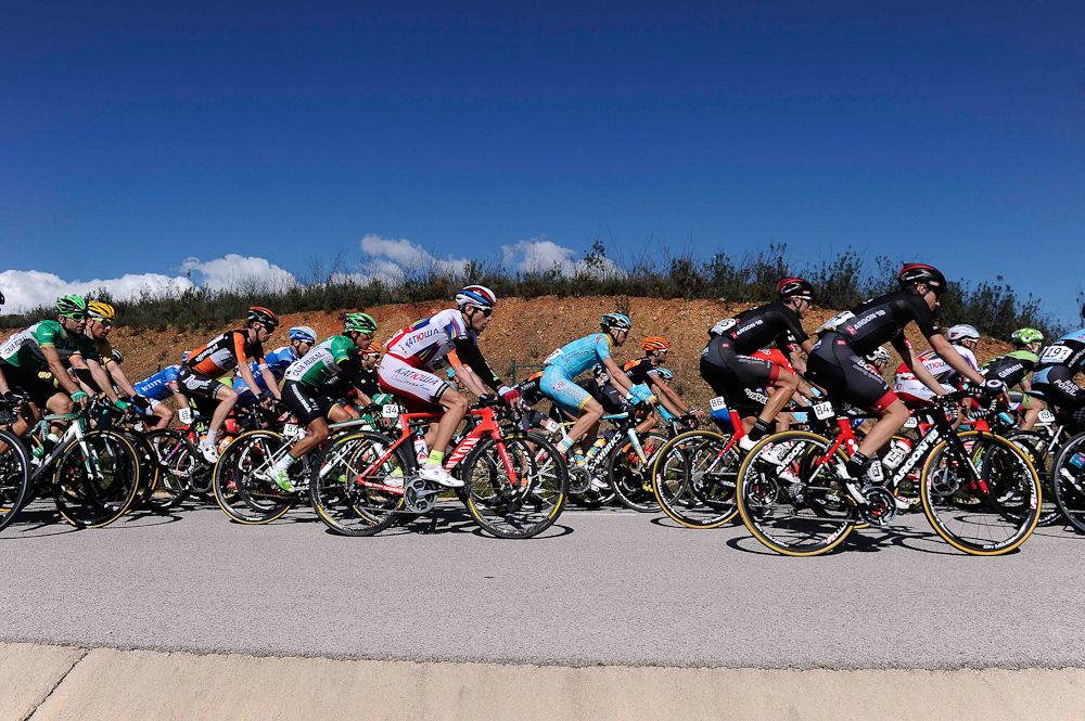 The peloton makes its way from Lagoa to Monchique during stage 2.