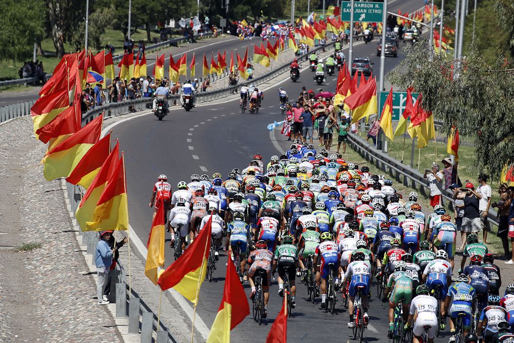 The peloton nears the finish of the final stage in San Juan