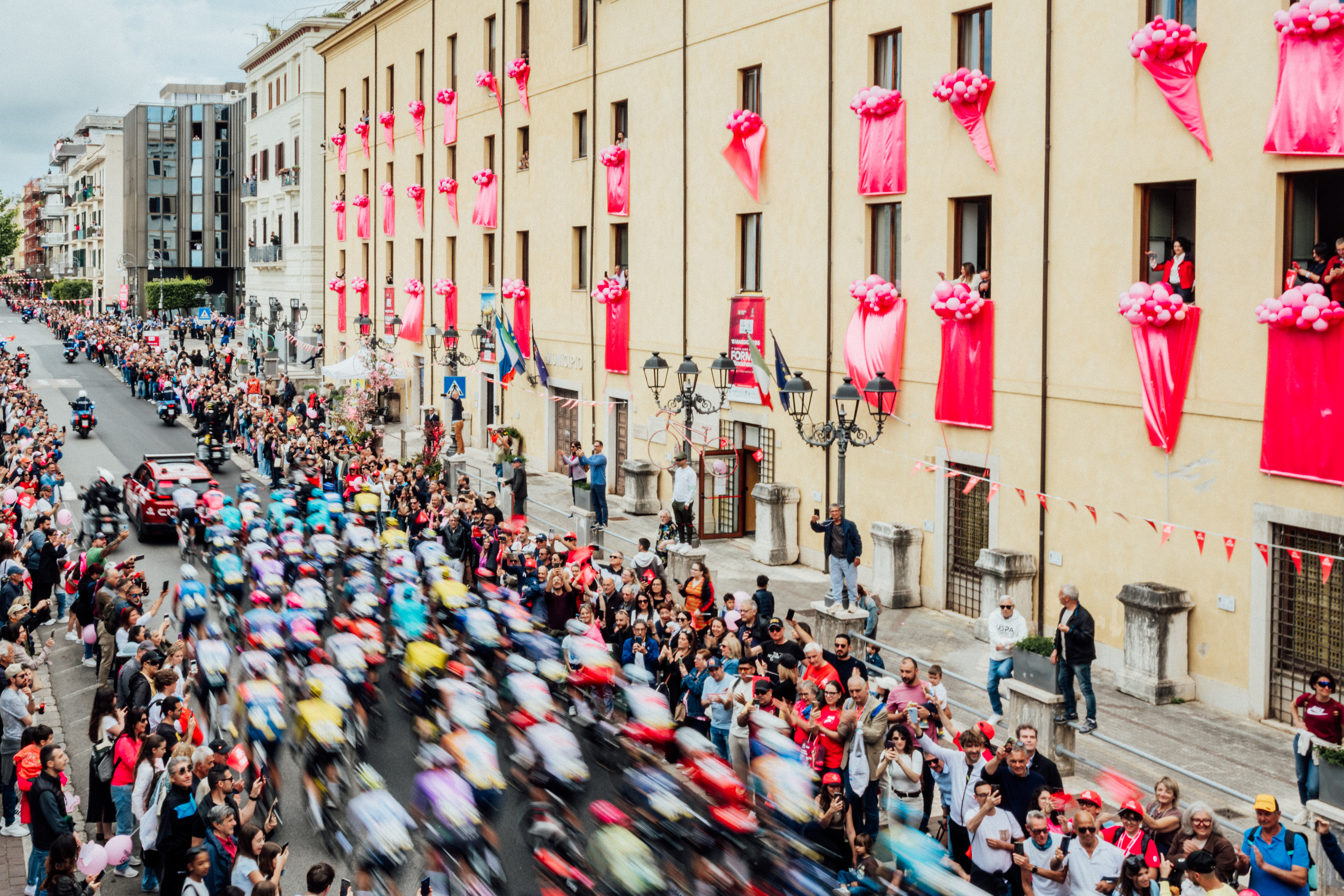 Pink decorations along the sides of the roads in Italy. Images from 2026 Giro d'Italia stage 7 to Blockhaus
