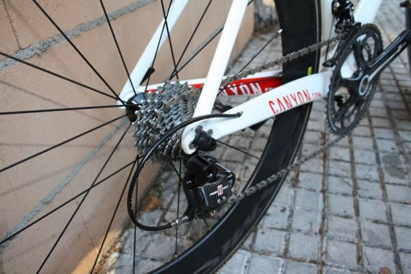 The rear derailleur cable is safely tucked away inside the driveside chain stay.