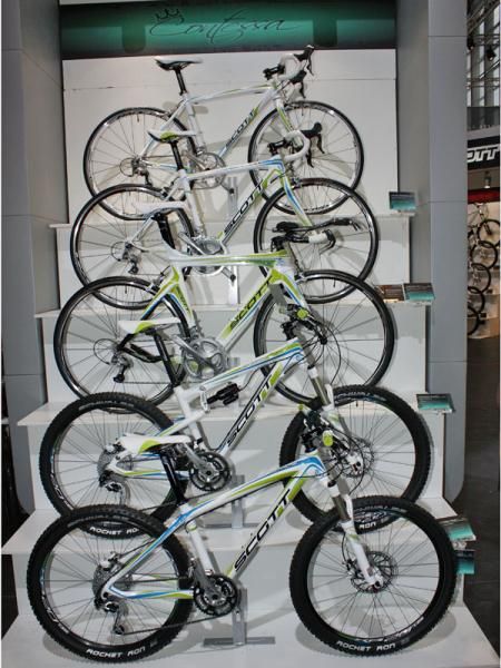 Scott's 2010 Contessa line now features a white, green and blue color scheme.