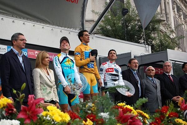 Contador concentrated on the national anthem while Leipheimer and Sastre looked at the parachuters coming down with two Spanish and one US flag.