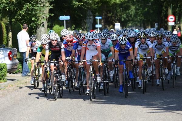 Vera Koedooder (Batavus) at the front of the bunch, with teammate Esra Tromp up the road in a break.