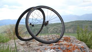 The new Mavic Pro Carbon SL wheels come in clincher and tubular, in rim brake and in disc