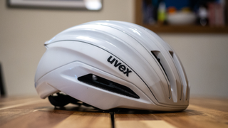 A ventilated helmet with an add-on aero shell: How does the Uvex Surge fare in a wind tunnel test?