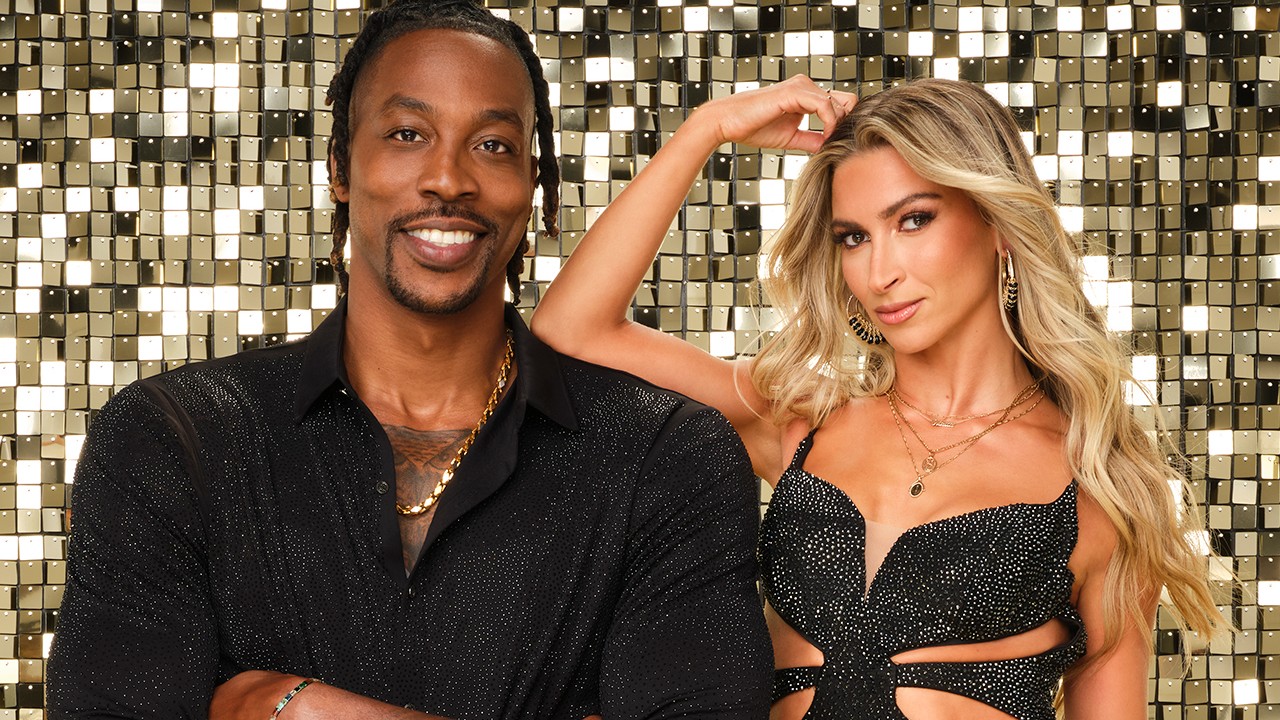 Dwight Howard y Daniella Karagach posando para la sesión fotográfica de Dancing With The Stars