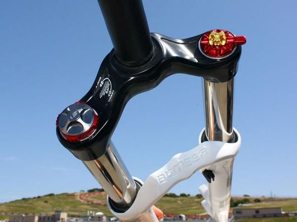 Nickel-plated alloy stanchions help minimise stiction.