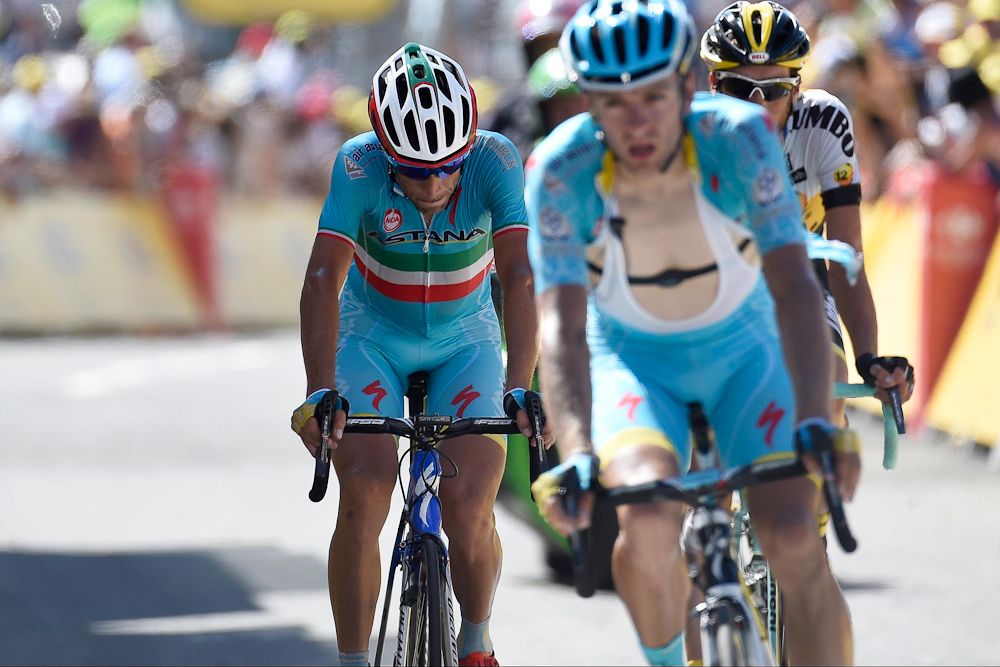 Vincenzo Nibali is paced to the finish by teammates.