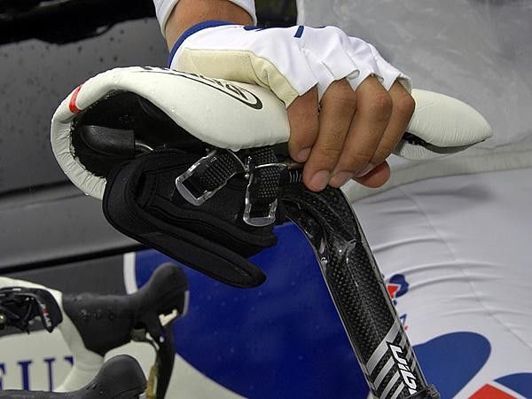 Say, what's in the saddle bag of this Fran&ccedil;ais des Jeux rider?