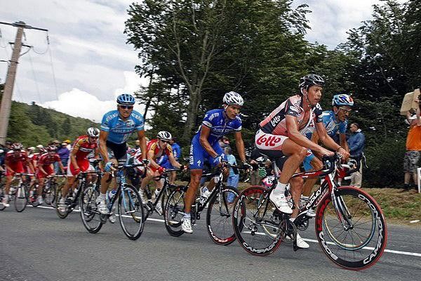 Leif Hoste (Predictor-Lotto) leading the bunch.