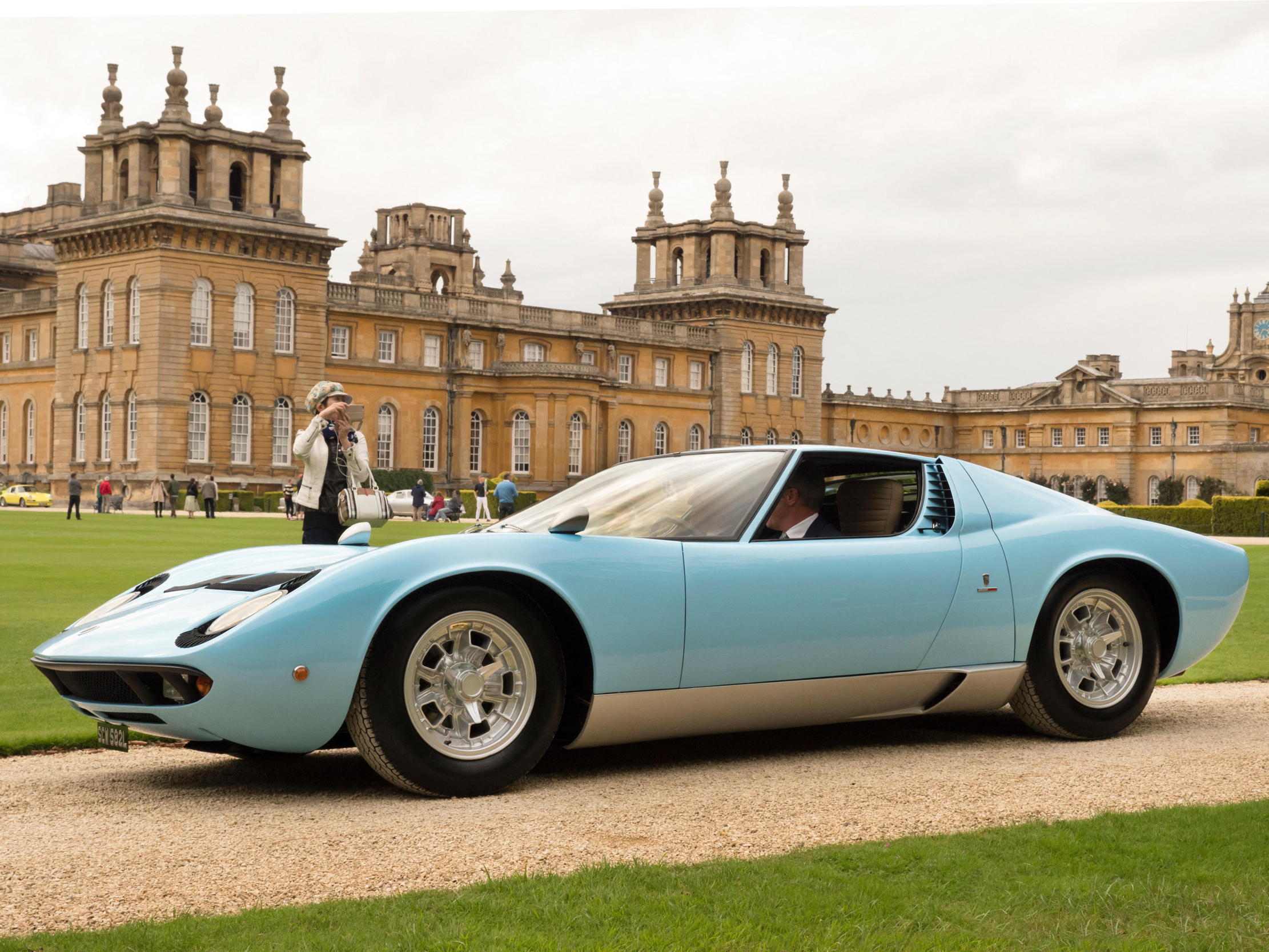 A blue lamborghini Miura in front of Blenheim palace