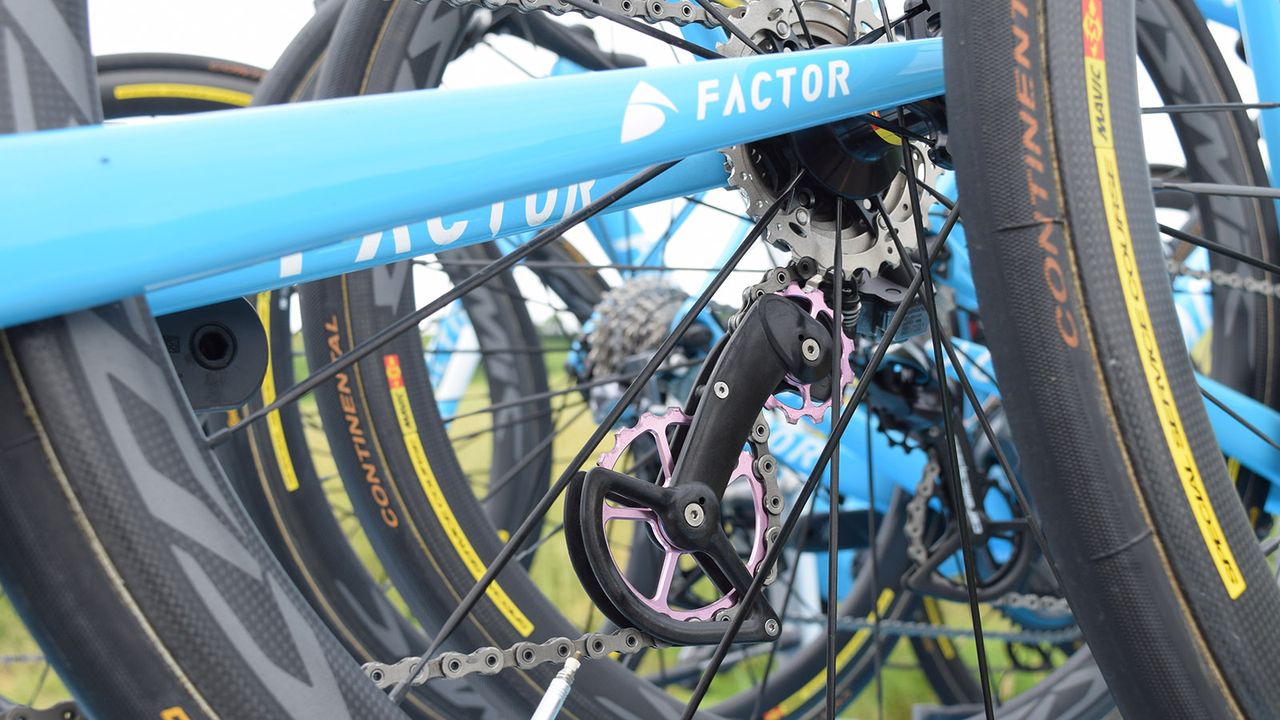 One of the spare AG2R La Mondiale Factor O2s was equipped with a Giro d'Italia limited edition OSPW system from CeramicSpeed