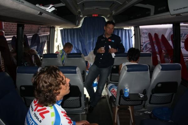 Rudi Kema talks the riders before the start