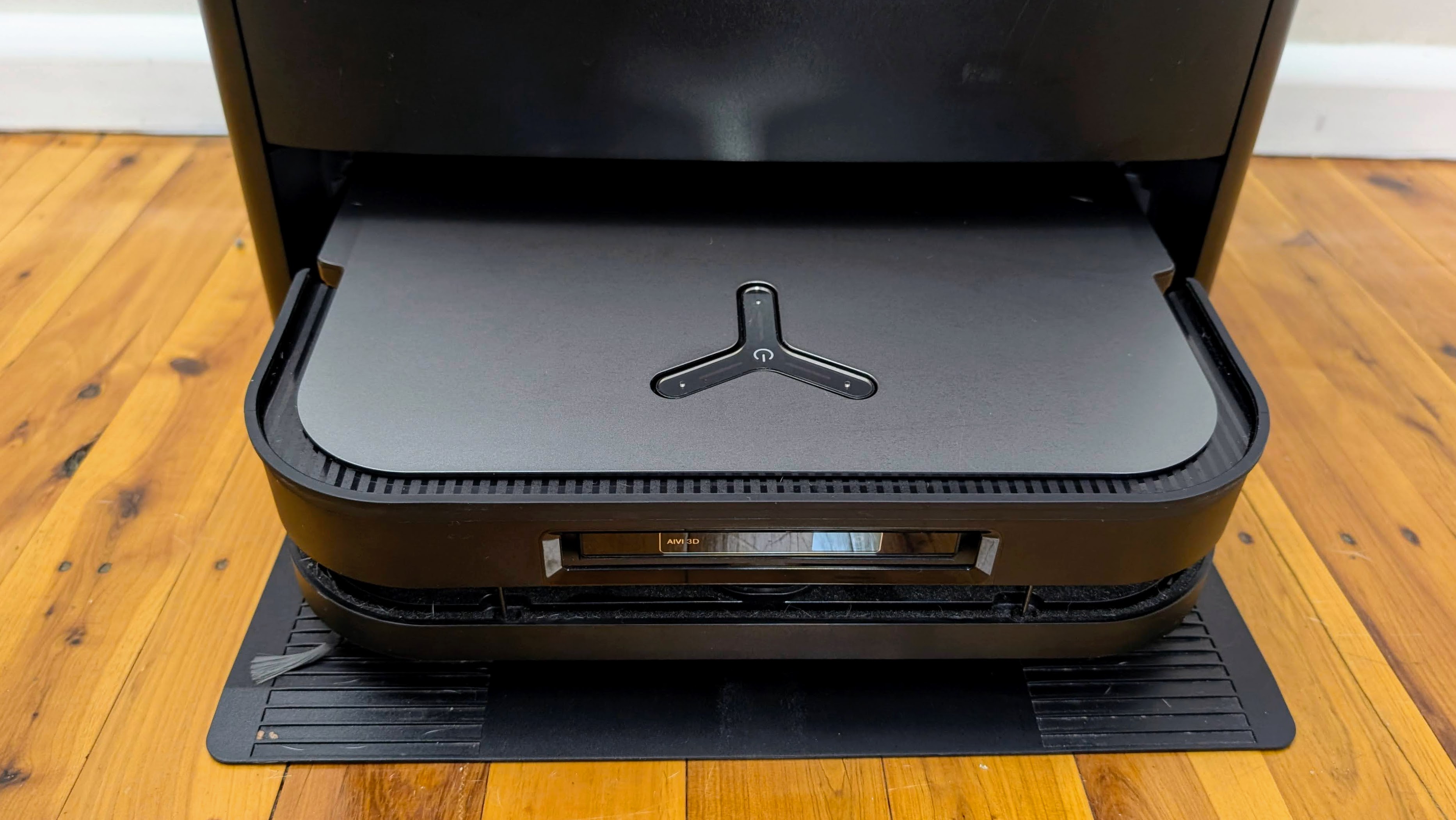Ecovacs X5 Pro Omni from front, close up n base station