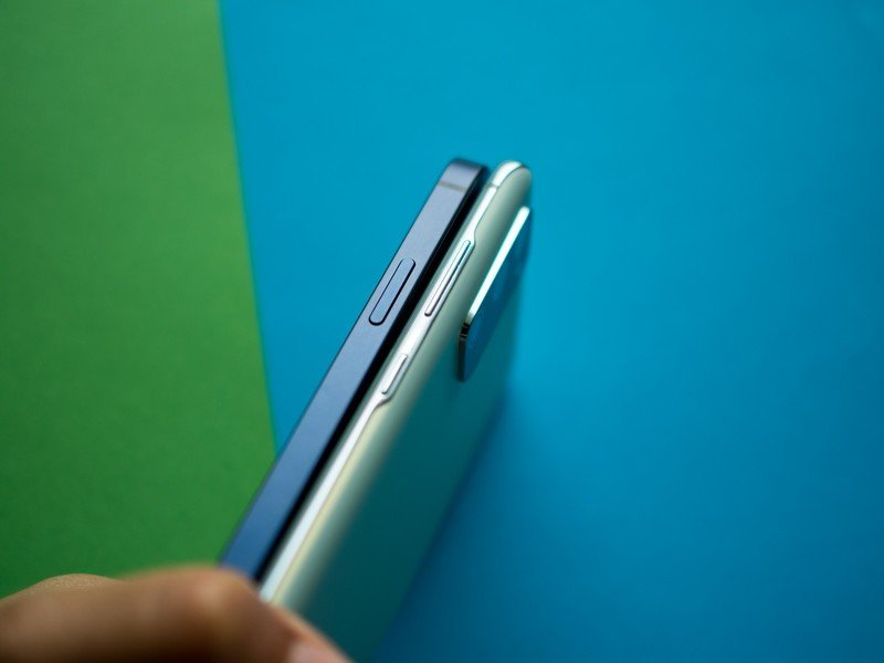 Galaxy S20 FE vs. iPhone 12