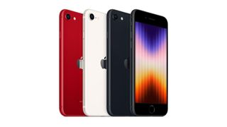 Fire eksemplarer av iPhone SE (2022) i forskjellige farger mot en hvit bakgrunn.