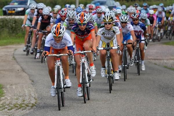 The young rider competition leader, Valentina Bastianelli (Top Girls Fassa Bortolo - Ghezzi) leads the bunch