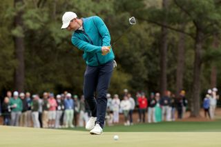 Rory McIlroy putting at the 2022 masters