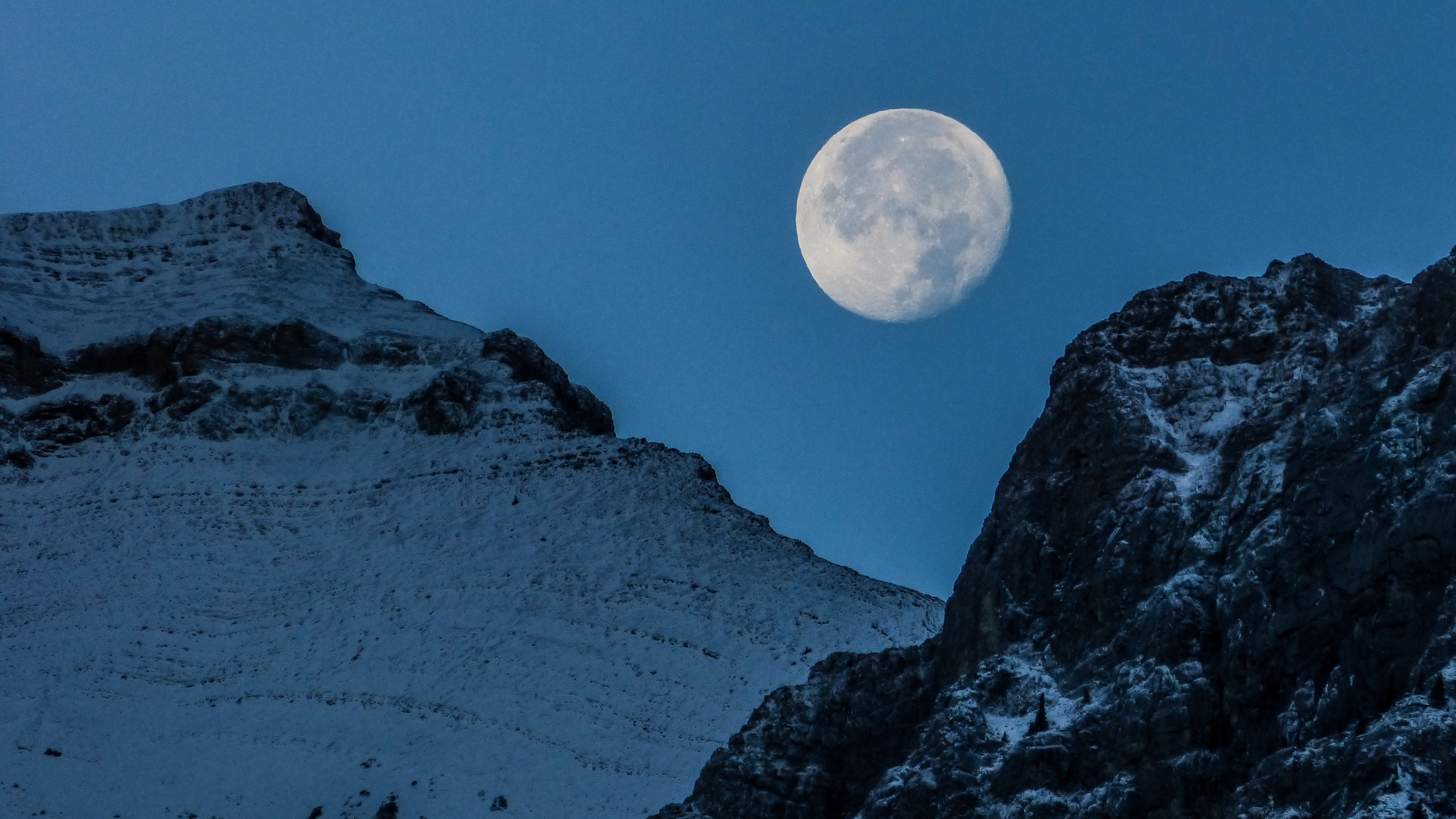 How To Photograph The Moon An Easy Way To Shoot Moon Pictures Full Of Detail Techradar 