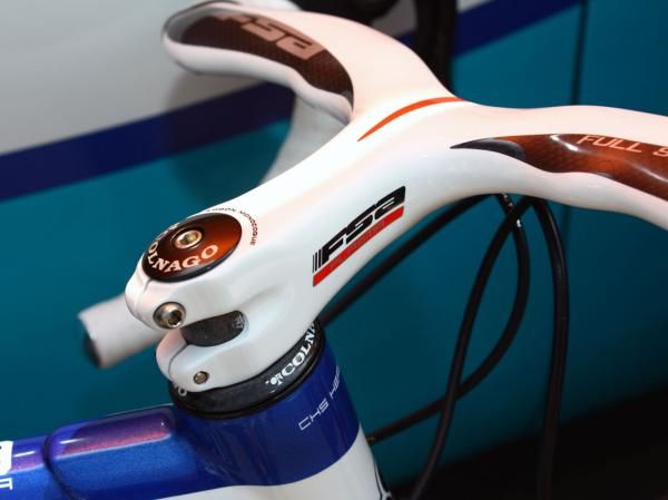 Voeckler runs no spacers either above or below the stem so team mechanics trim the steerer just so.