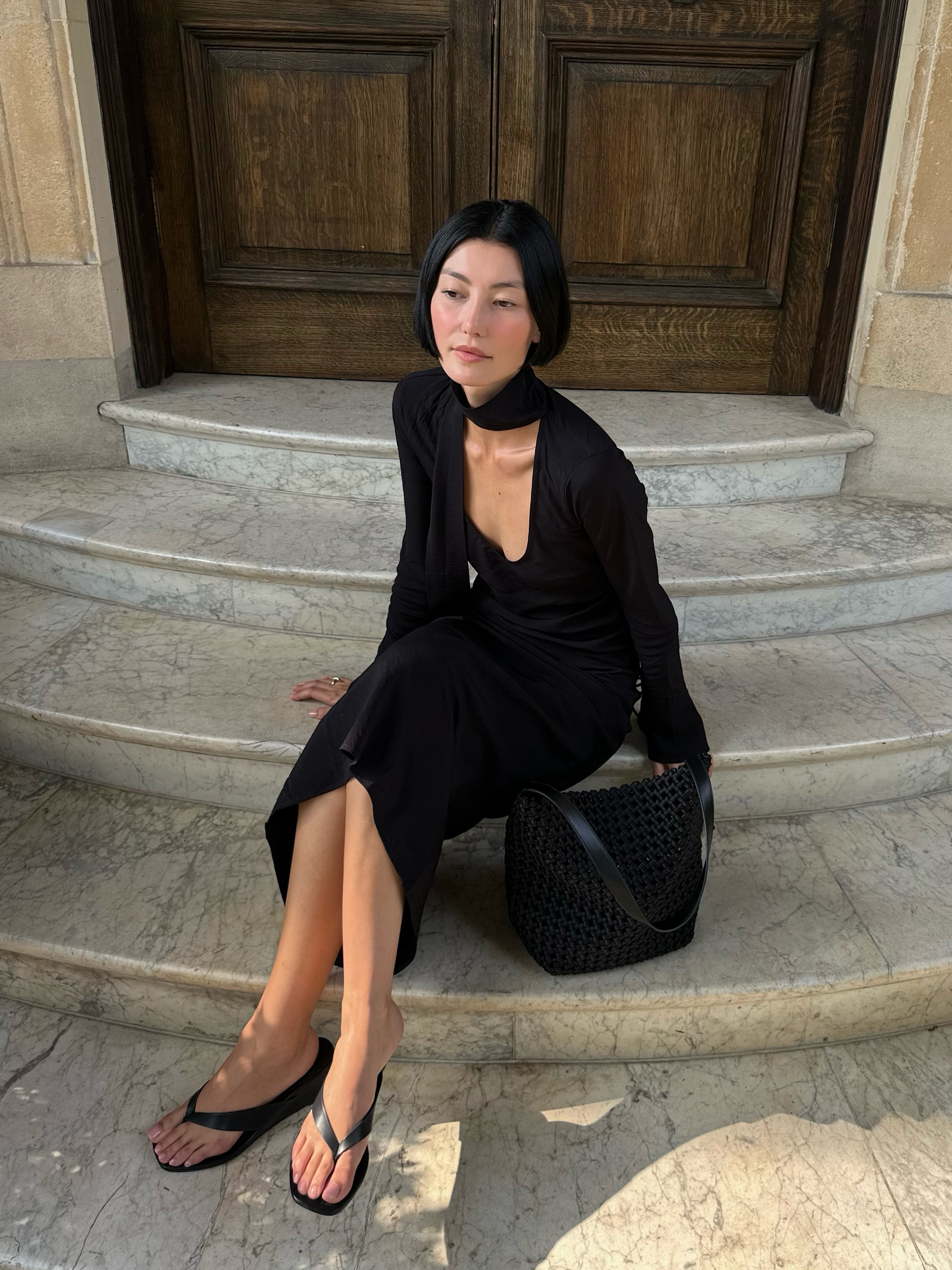 A woman wearing minimalist fall 2026 outfit idea.