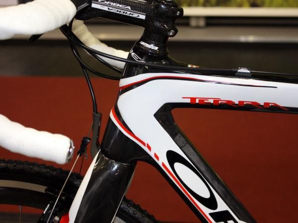 The combination of a crown-mounted housing stop and a tapered steerer should make for rock-solid braking.