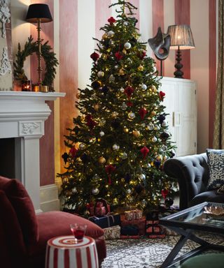 Cosy, timeless Christmas tree styling with rich reds and metallics