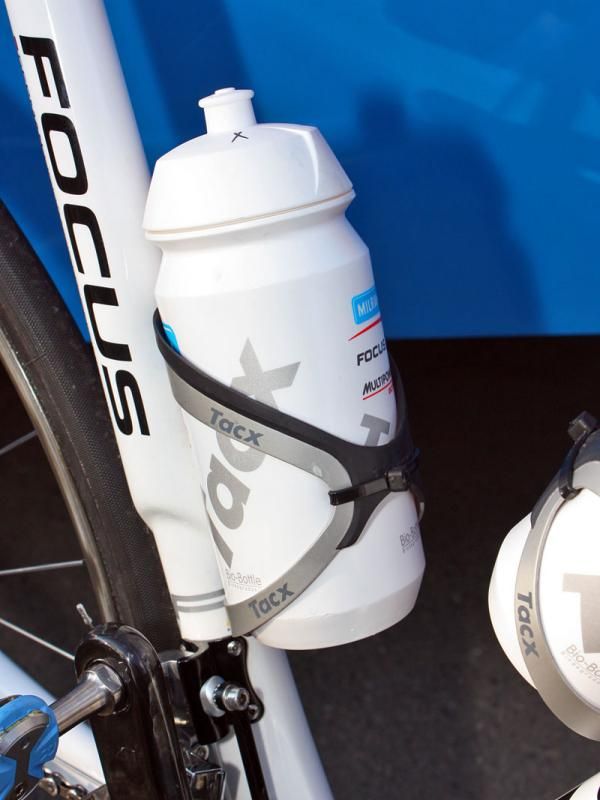 Milram mechanics added a zip-tie to the riders' Tacx cages to get a tighter fit.
