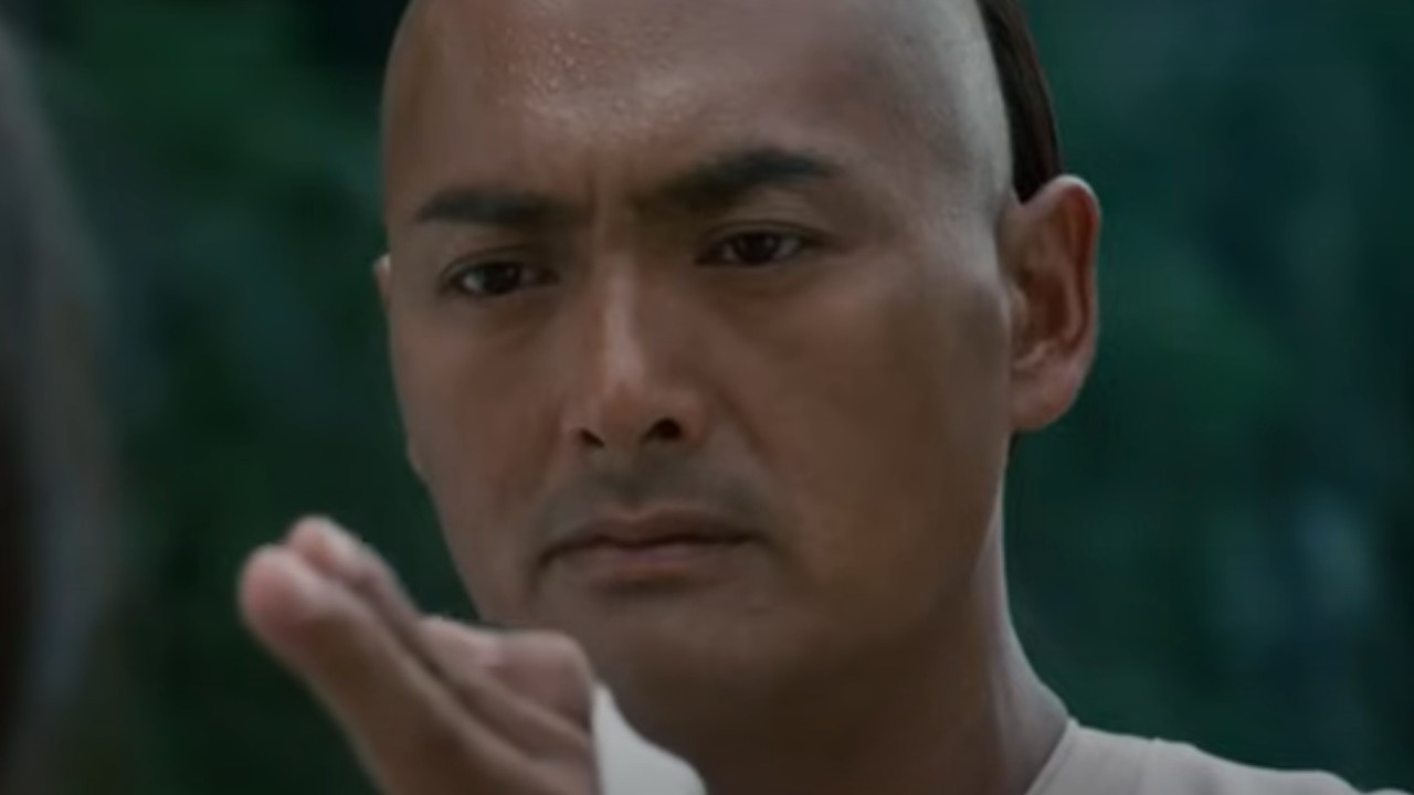 Chow Yun-fat with his hand ready for combat in Crouching Tiger, Hidden Dragon