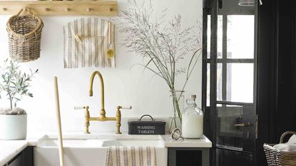 utility room colour ideas, black and white utility room with white marble worktop, Belfast sink, peg rail brass taps 