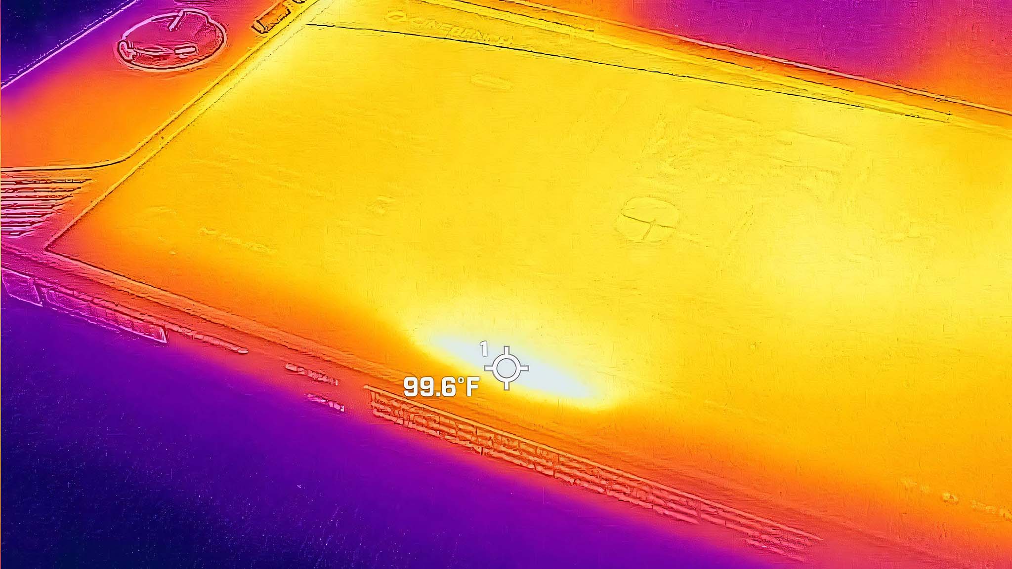 Thermal camera image of the MSI Claw 8 AI+'s screen, focusing on the bottom center. 