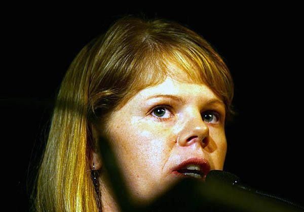 Lorian Graham gives an emotional address to the audience in memory of lost team-mate and friend Amy Gillett.