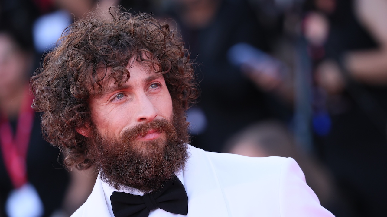 アーロン・テイラー・ジョンソンは、2025年のヴェネツィア映画祭で白いタキシードに微笑んでいます