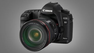 La Canon EOS 5D Mark II su sfondo grigio