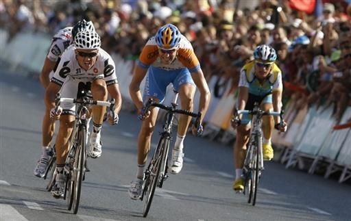 Simon Gerrans (Cerv&eacute;lo TestTeam) wins Vuelta a Espa&ntilde;a stage 10 in Murcia, Spain. Ryder Hesjedal (Garmin-Slipstream) and Vincent J&eacute;r&ocirc;me (Bbox Bouygues Telecom), l-r.