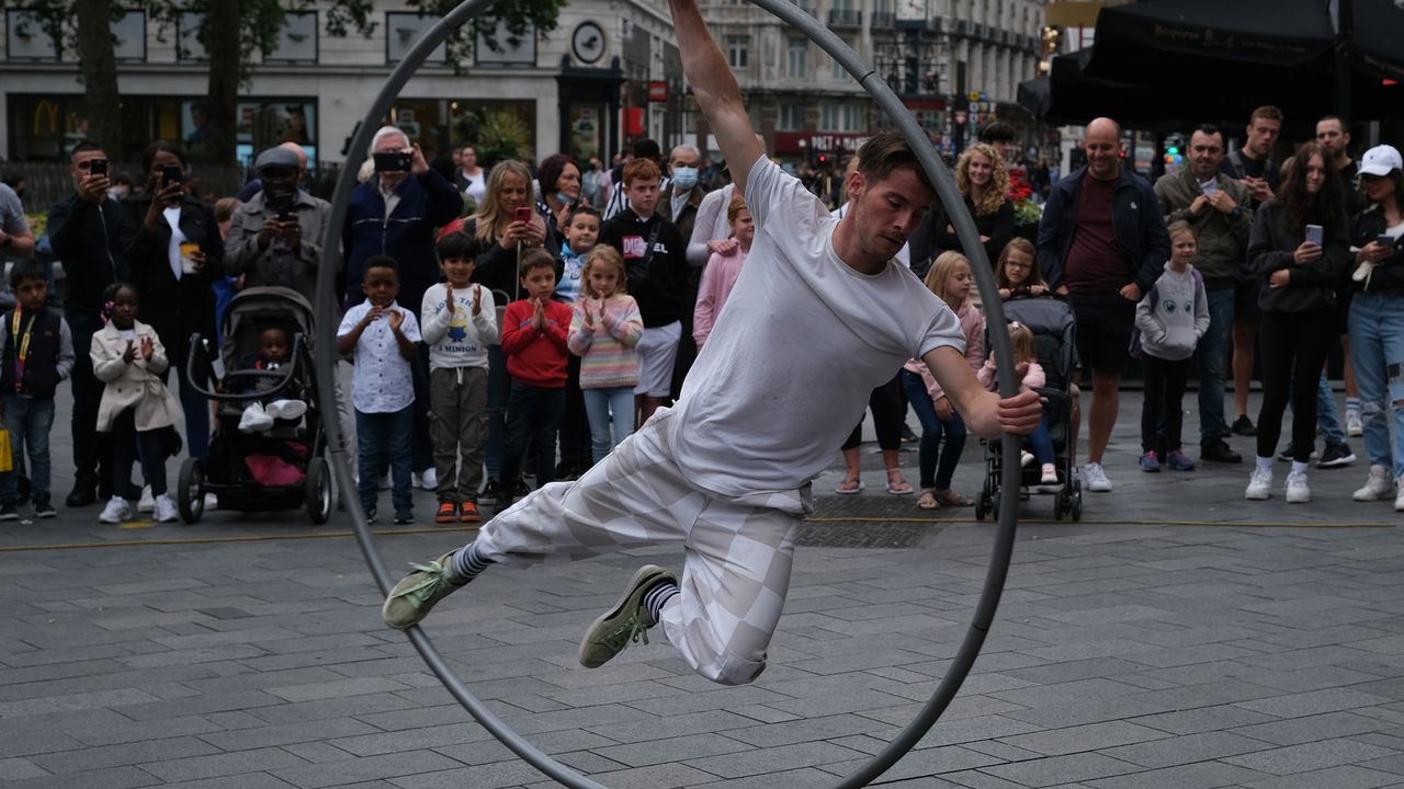 A street performer London's Trafalgar Square shot with the Fujifilm XF33mm f/1.4 lens