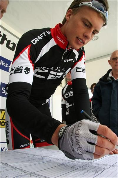 A member of Sweden's Bor&aring;s CA team signs in.
