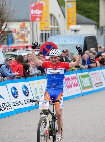 Michiel Van der Heijden (Netherlands) wins the junior men's cross country by 17 seconds.