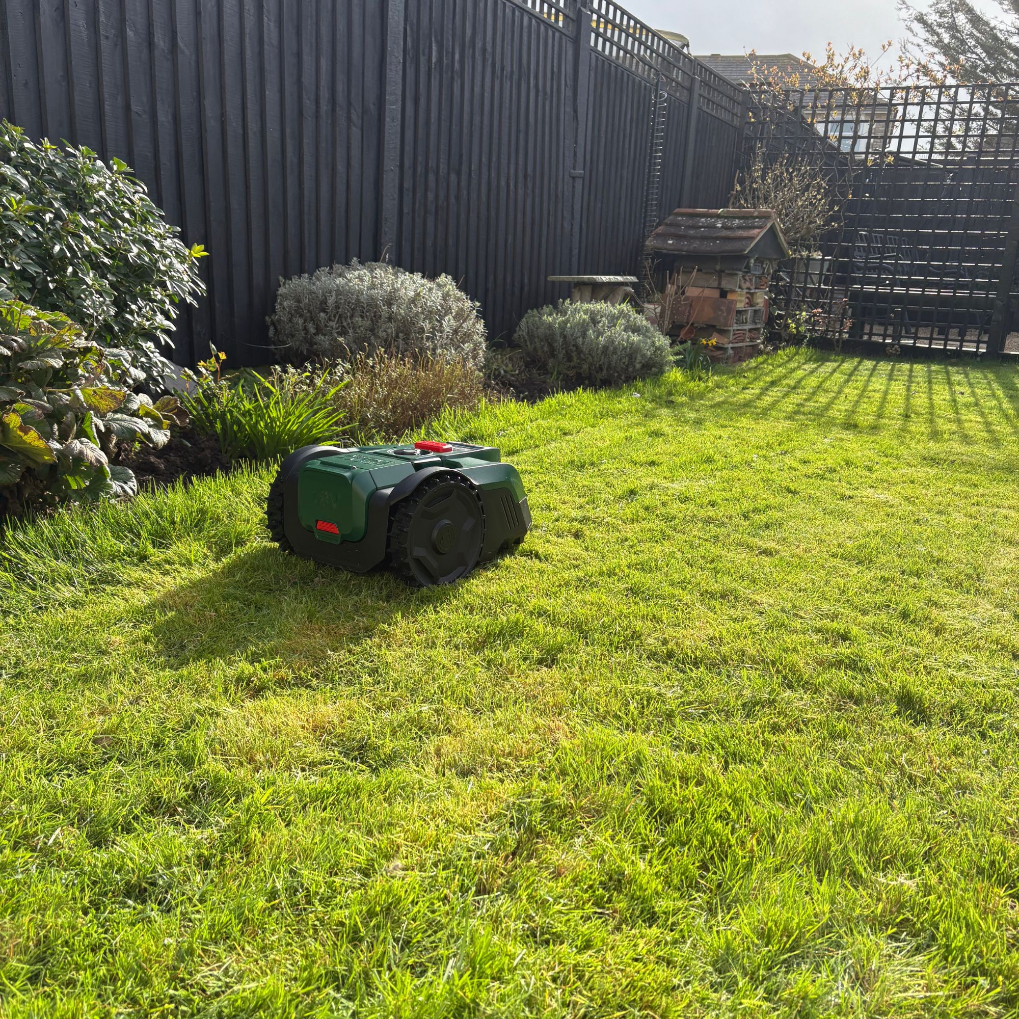 Bosch VISIMOW18V-100 Robot Lawn Mower mowing grass lawn