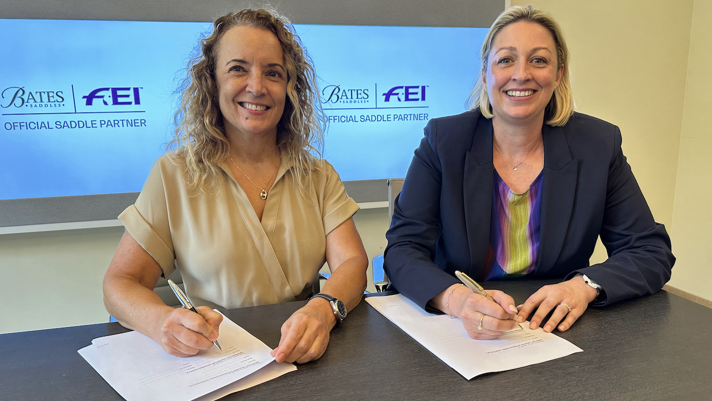 FEI Secretary General Sabrina Ib&amp;aacute;&amp;ntilde;ez (left) with Head of Product Innovation at Bates Saddles, Emily Bates at the official signing (Copyright/FEI)