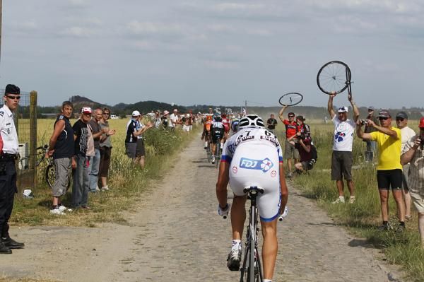 Teams had helpers with wheels, waiting for punctures in the race.