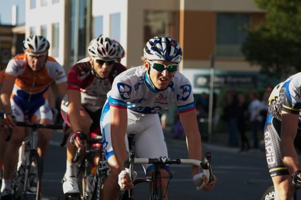 Wesley Sulzberger (FdJ) amongst the leaders.