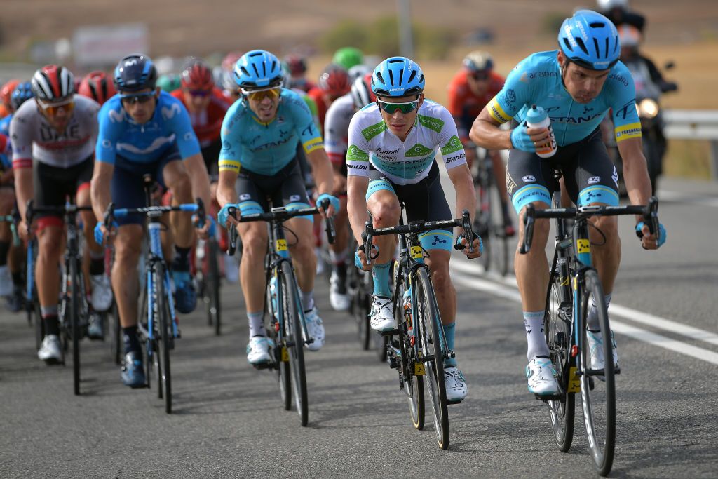 Astana chase the Movistar group after the crash on stage 19