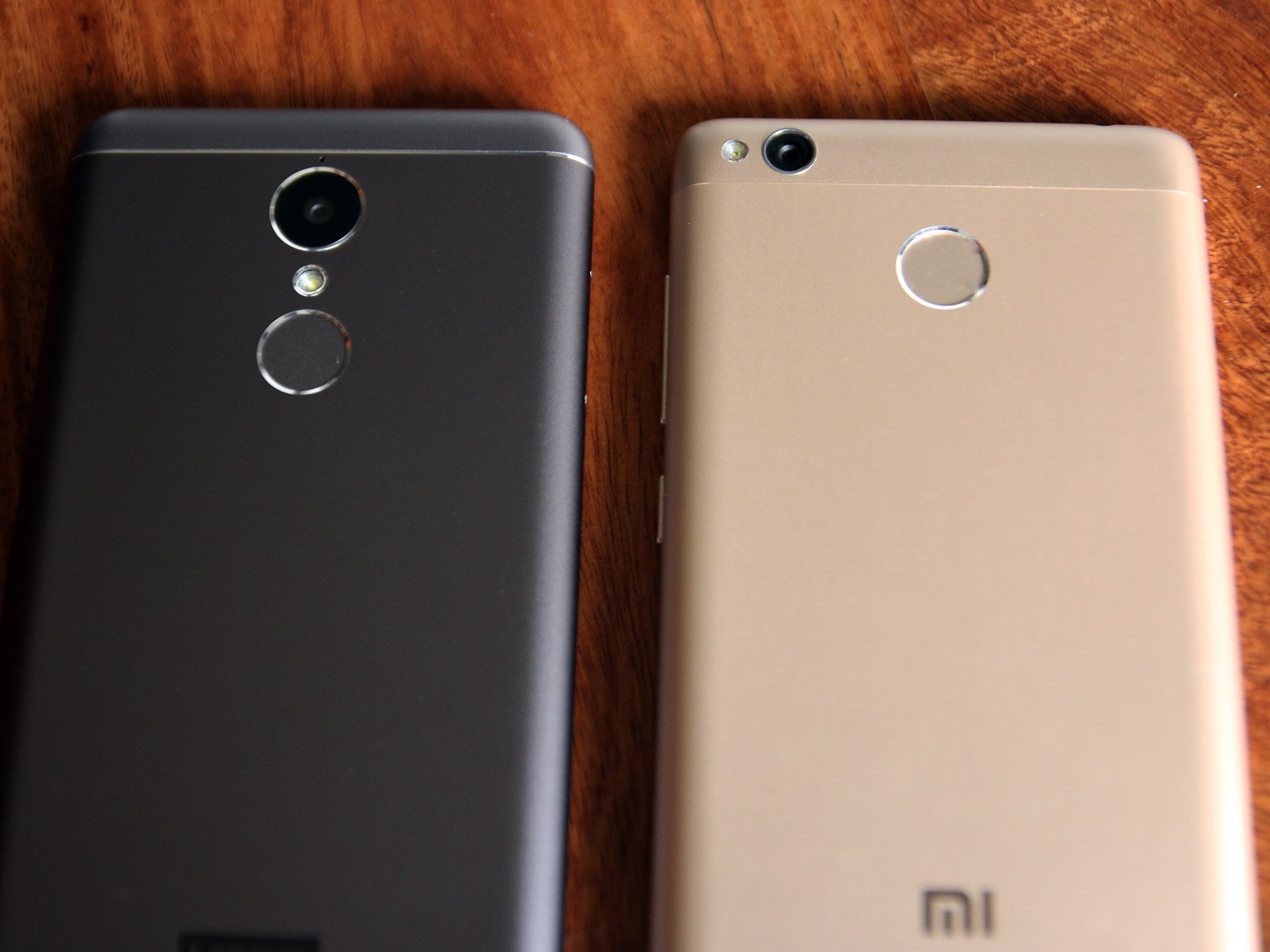 Redmi 3 vs redmi 3 pro. Редми с круглой камерой по середине.