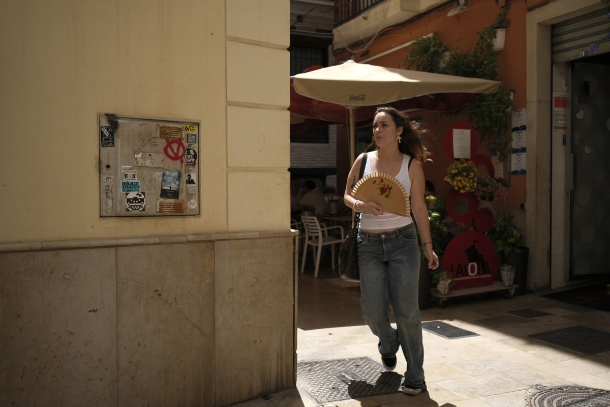 Street photography in Valencia, Spain, taken with the Fujifilm X-E5 mirrorless camera and XF 23mm f/2.8 lens