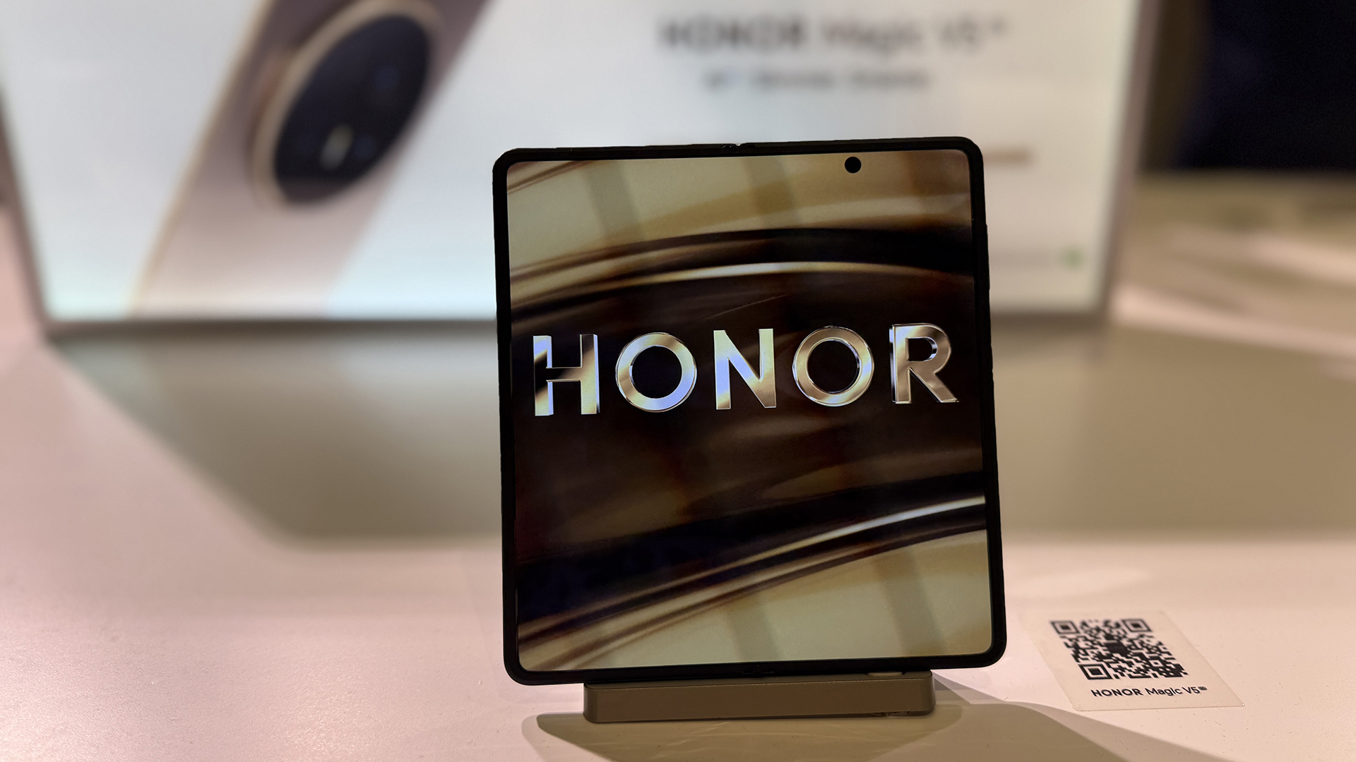 Various photos of the new foldable phone, the Honor Magic V5. 