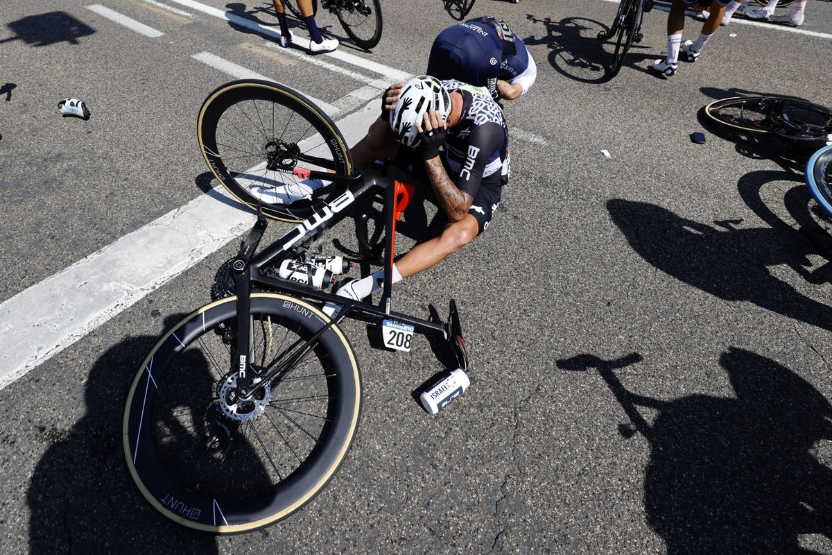 Vuelta Espana 2021 - 76th Edition - 16th stage Laredo - Santa Cruz de Bezana 180 km - 31/08/2021 - Crash - Injury - Dylan Sunderland (AUS - Team Qhubeka NextHash) - photo Luis Angel Gomez/BettiniPhoto&Acirc;&copy;2021