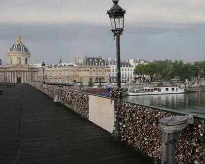 &amp;#039;Love locks&amp;#039; bridge in Paris evacuated after partial collapse