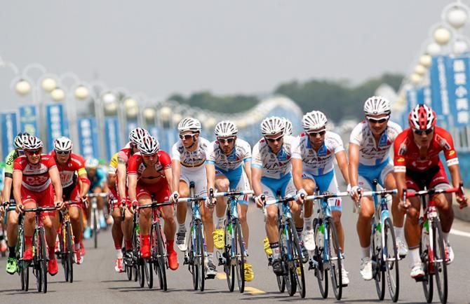 The main field races toward Xinglong finish line
